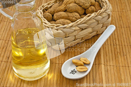 Image of peanut oil with peanuts