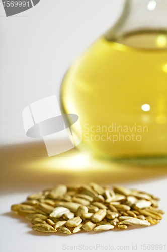 Image of sunflower oil and sunflower seeds