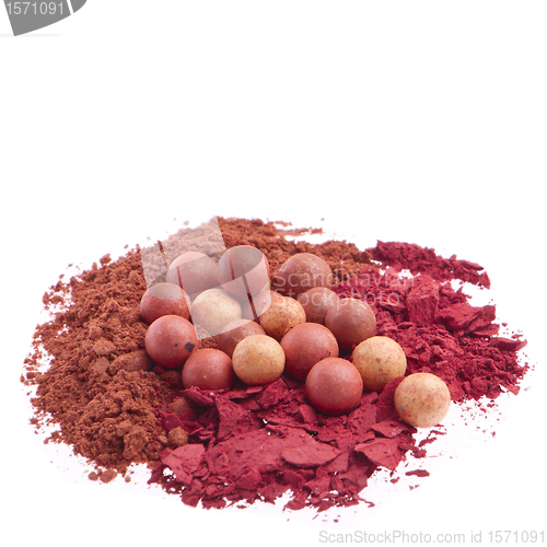 Image of bronzing pearls with eyeshadows