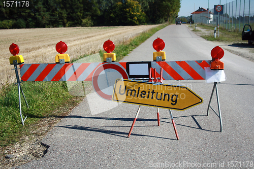 Image of diversion to other road