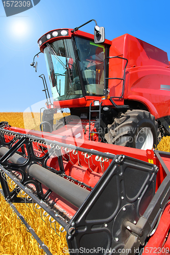 Image of combine harvester 