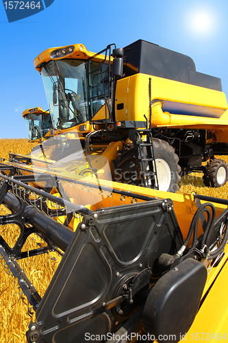 Image of combine harvester 