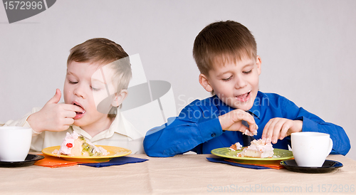 Image of two boy wich cake