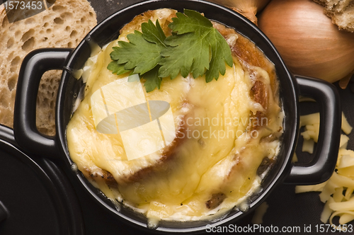 Image of French onion soup with ingredients