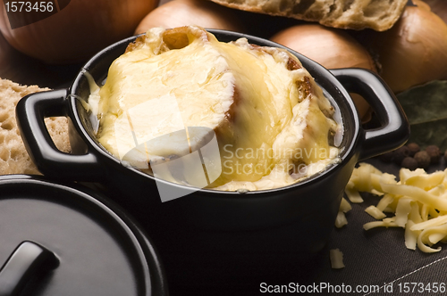 Image of French onion soup with ingredients