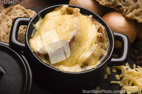 Image of French onion soup with ingredients