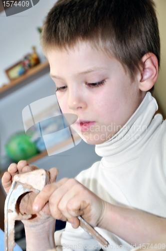 Image of childr shaping clay in pottery studio