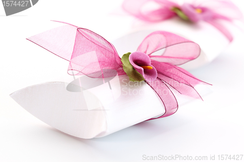 Image of Small gift box decorated with ribbon