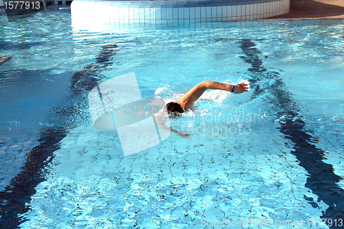 Image of a man learn swim the crawl