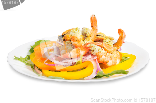 Image of Salad with shrimp, mussels, bell peppers and onions.