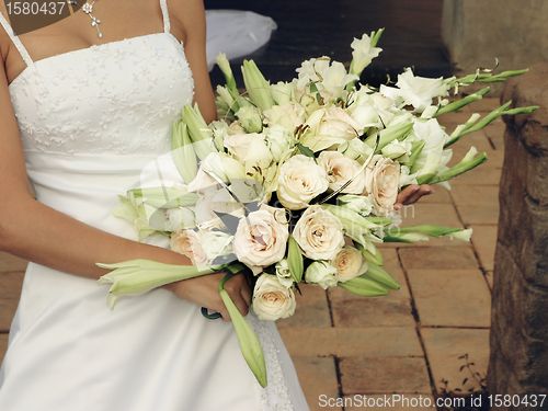 Image of bride with cream roses and lilies