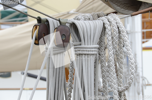 Image of cordage and pulleys