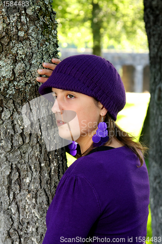 Image of  beautiful woman in an autumn park 