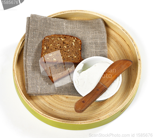 Image of brown bread and fresh cheese