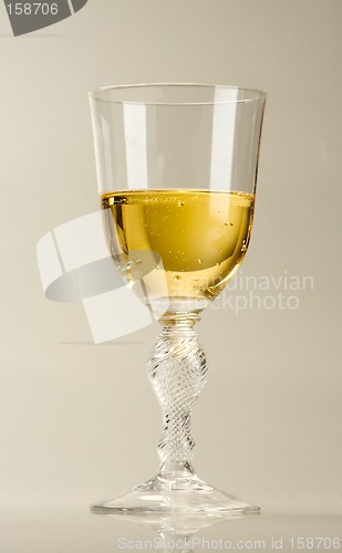 Image of A crystal glass with champagne