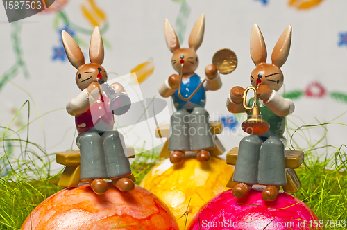 Image of easter rabbit plays music
