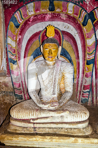 Image of interior of royal rock temple in Dambulla