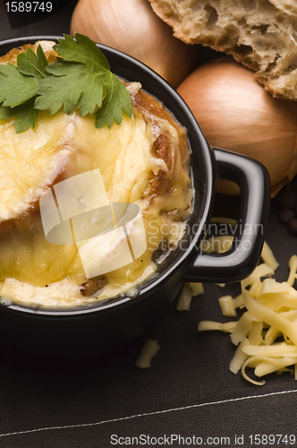 Image of French onion soup with ingredients