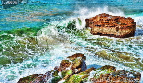 Image of ocean waves on rocks