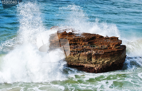 Image of ocean waves on rocks