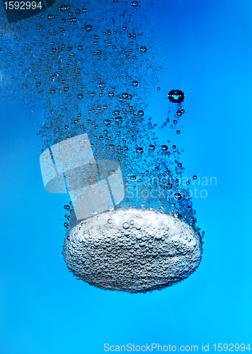 Image of Effervescent tablet in water with bubbles