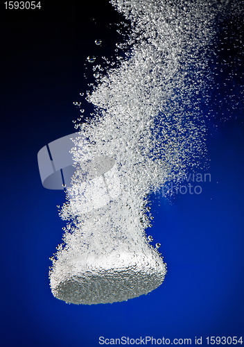 Image of Effervescent tablet in water with bubbles