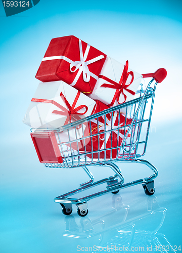 Image of shopping cart  and gift