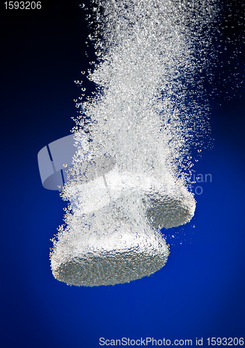 Image of Effervescent tablets in water with bubbles