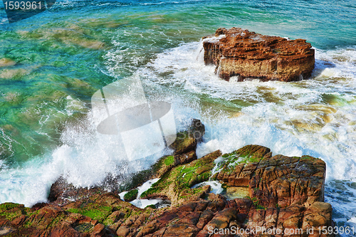 Image of ocean waves on rocks