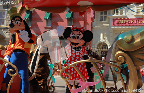 Image of Goofy and Minnie Mouse