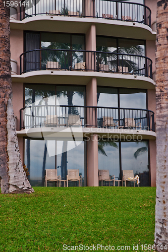 Image of palm trees in front of a tropical resort hotel in Kona