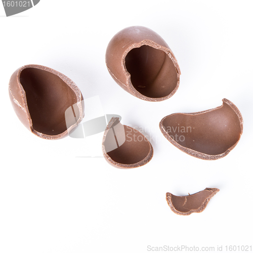 Image of cracked chocolate egg 