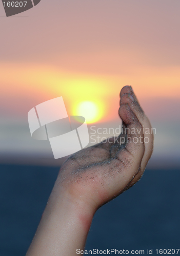 Image of the hand and the sun