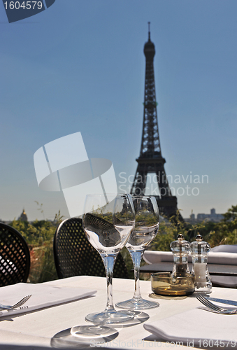 Image of restaurant and Eiffel tower