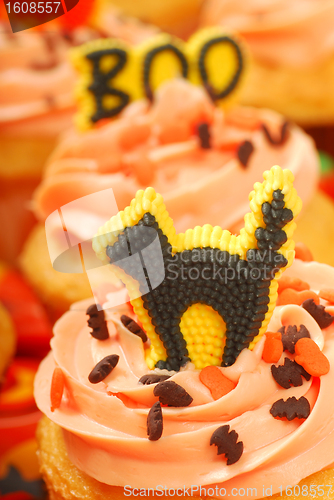 Image of Halloween cupcakes on a serving tray