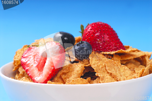 Image of Bran cereal with blueberries, strawberries