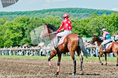 Image of jockey on racing horse before the start