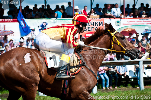 Image of jockey on horse befor the start