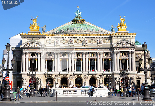 Image of opera house in Paris