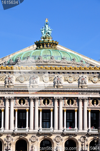 Image of opera house in Paris