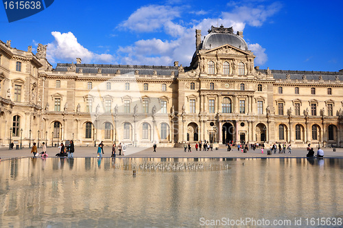 Image of Louvre museum in Paris