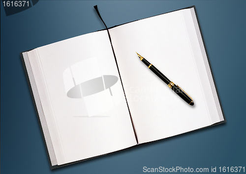 Image of a pen and blank paper on the table 