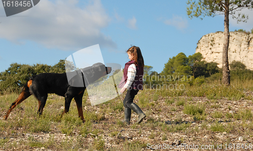 Image of little girl and rottweiler