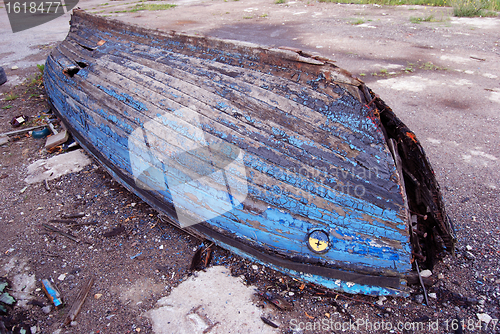 Image of Rotten boat on shore.