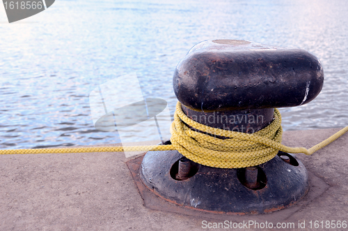 Image of Rope rotated around pole.