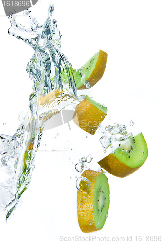 Image of kiwi splashing