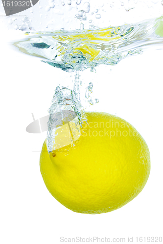 Image of lemon in water