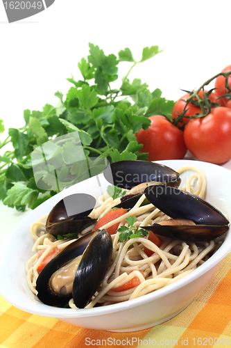 Image of Spaghetti with tomatoes and mussels