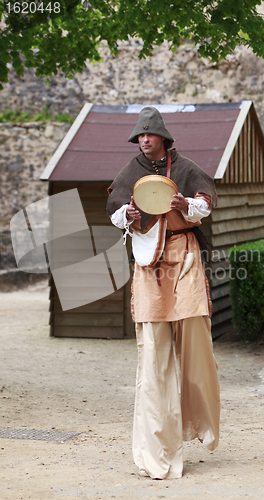 Image of Troubadour on stilts