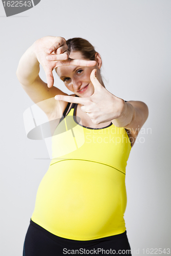 Image of Pregnant woman making a frame